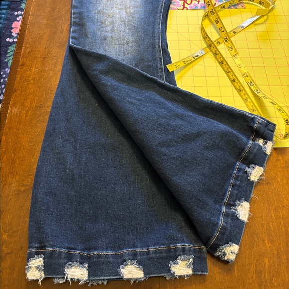 KanCan -  Kurvy Mid-Rise Flare Dark Blue Jeans. Size 32. Cotton/Poly/Spandex - Picture 11 of 13